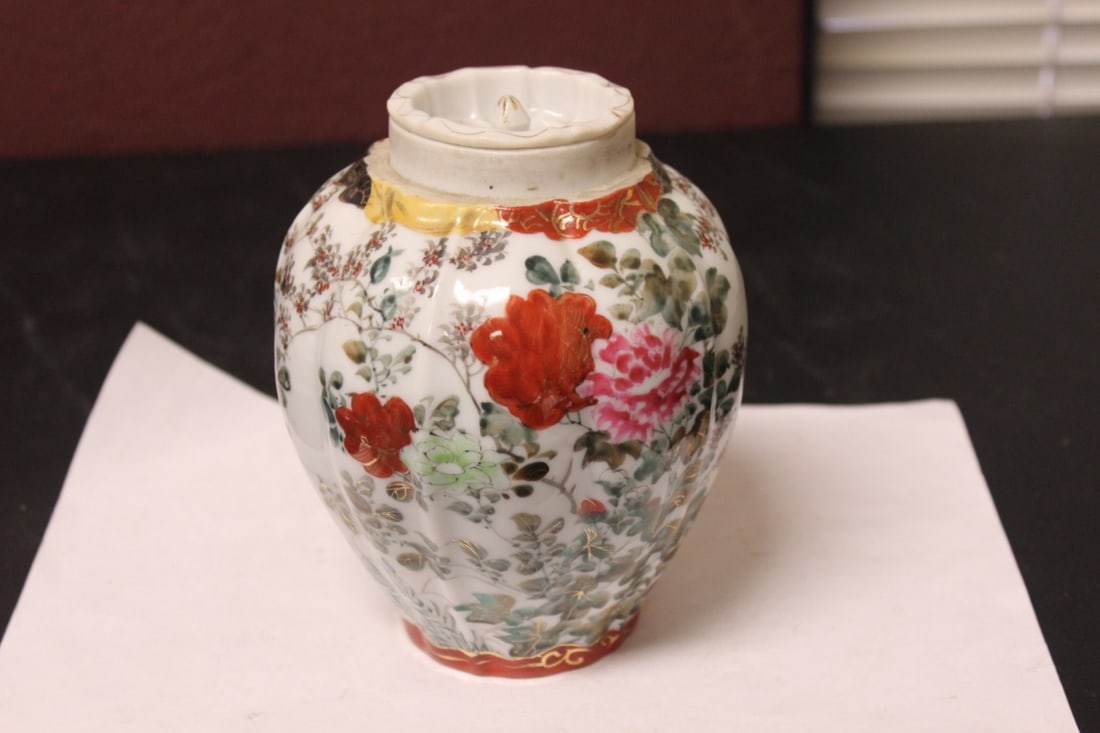 An Artist Signed Kutani Jar: 6" tall