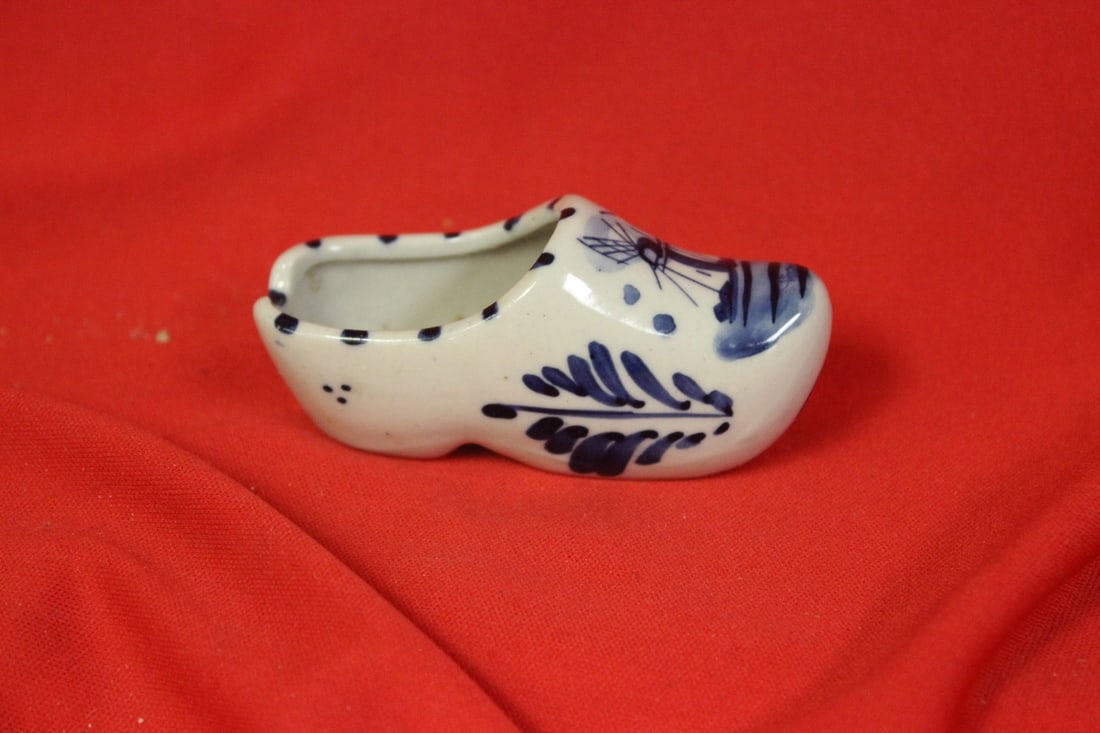 A Delft Shoe: 3 1/8" long