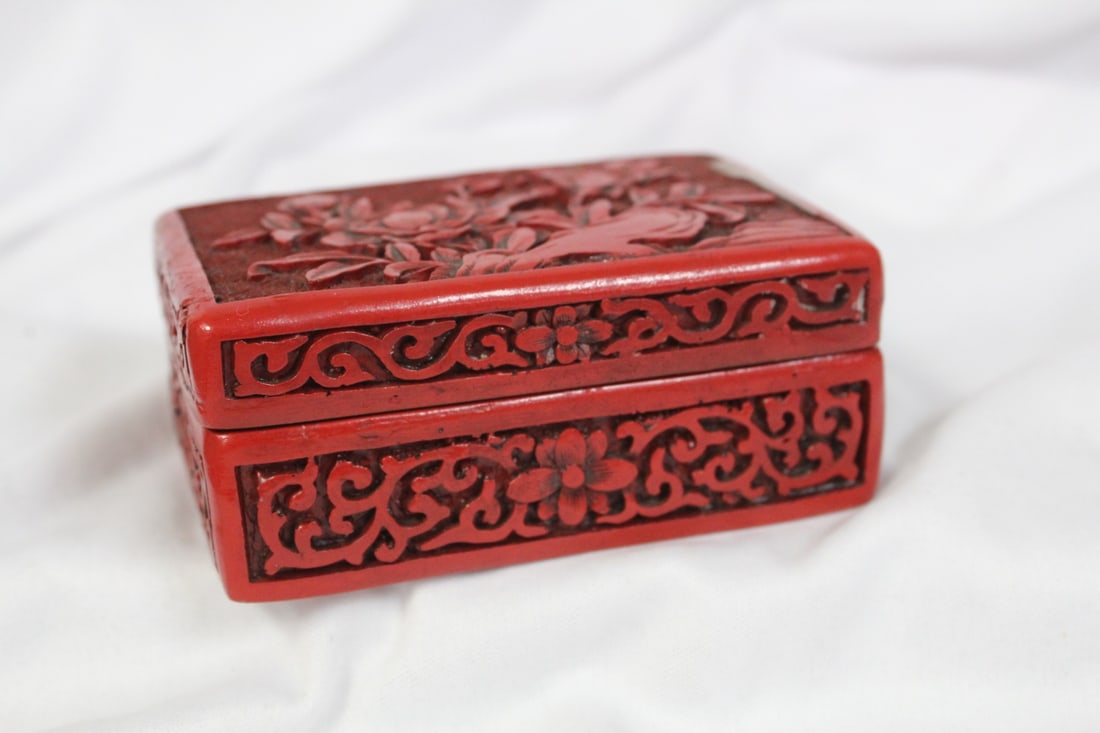 A Cinnabar Style Box: please note: losses - 4" across