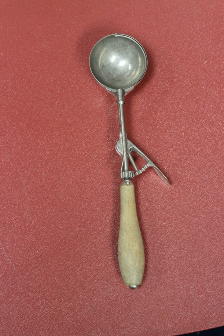 A Gilchrist Scoop - Vintage: 11 inches long