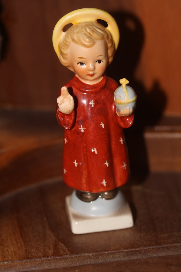 Hummel Figurine: 4 1/4" tall