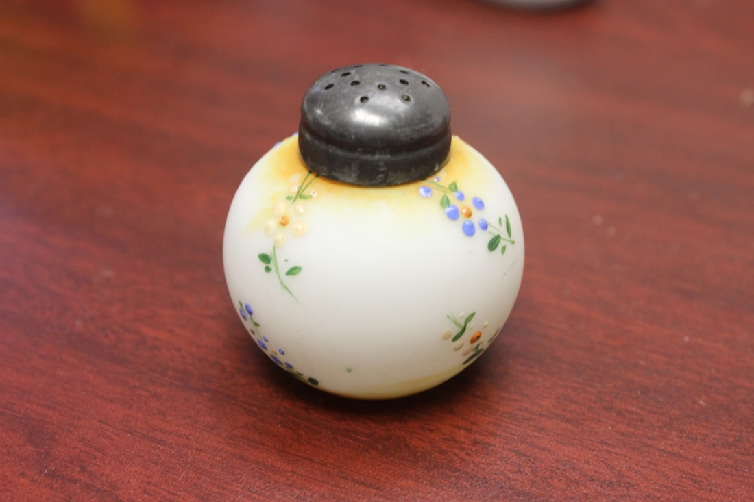 A Mount Washington Salt and Pepper Shaker: 2 5/8" tall