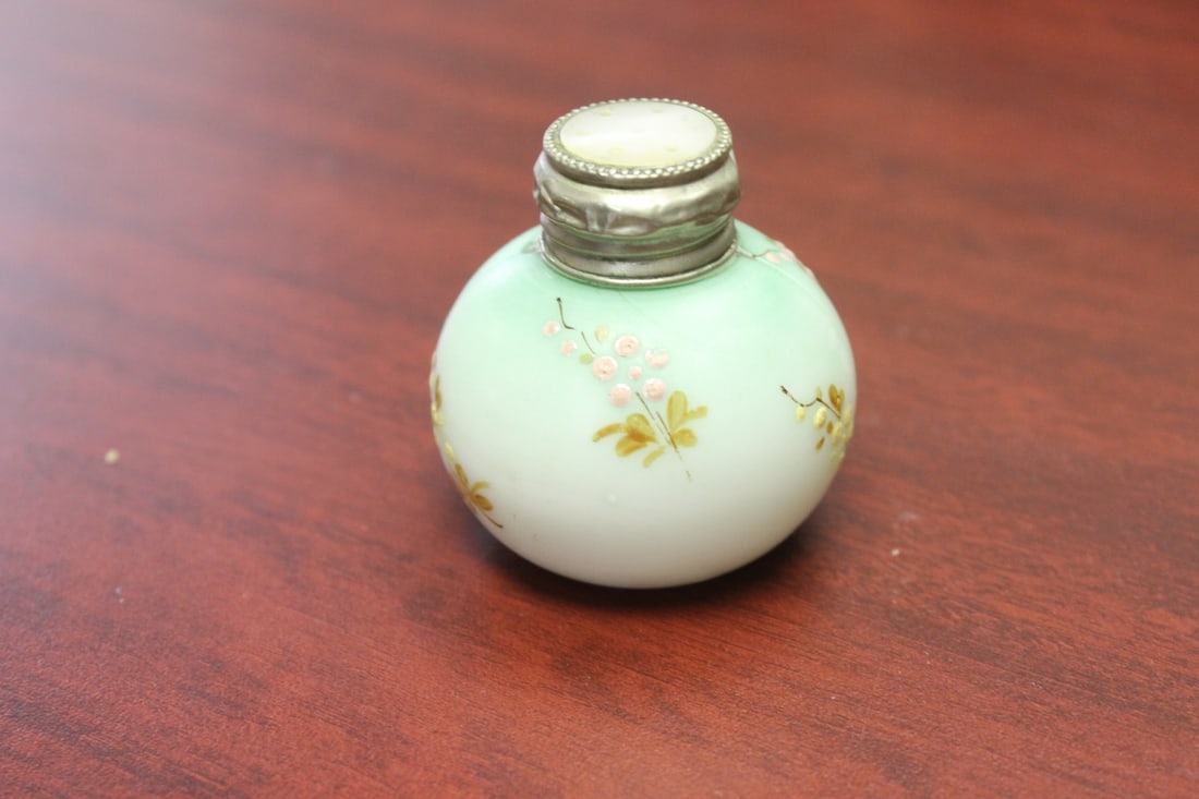 A Mount Washington Salt and Pepper Shaker: 2 5/8" tall