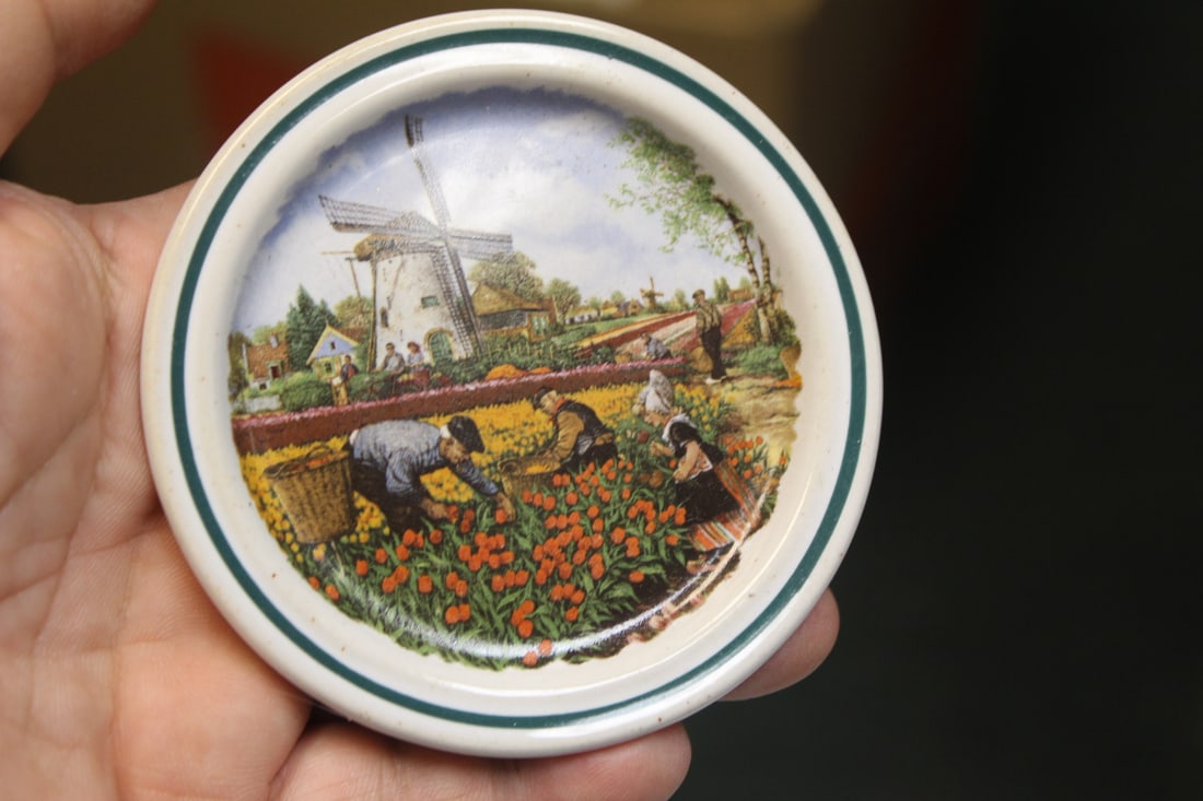 Small Holland Collector's Plate: 3 1/2" in diameter