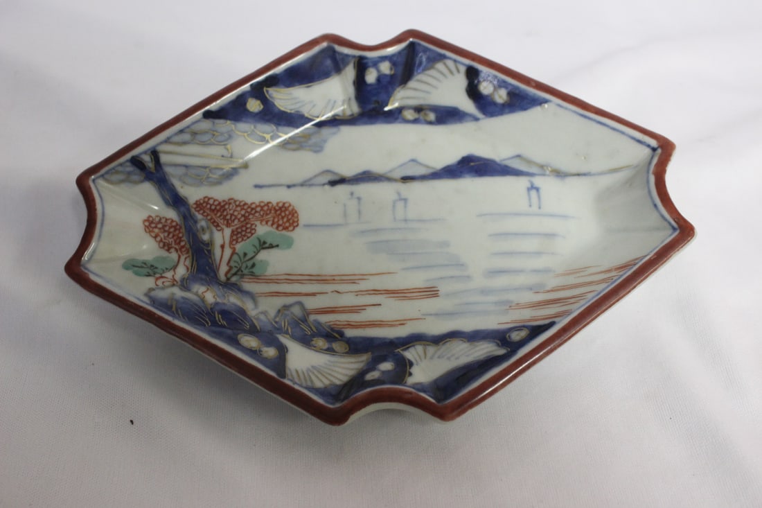 A Japanese Kutani Porcelain Dish: 7 1/4" in diameter