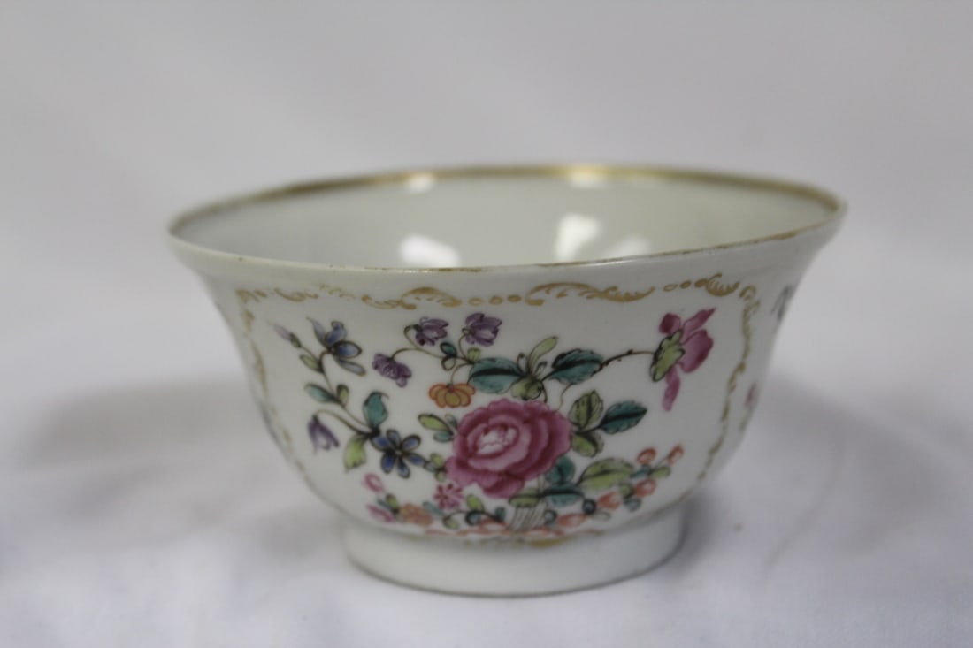 A Chinese Export Cup: 18/19th century - 4" in diameter