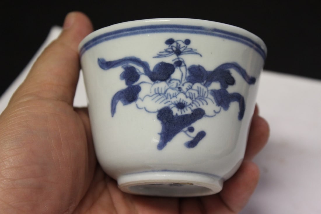 A Small Chinese Blue and White Cup: 19th/20th Century - Makers mark or signature - marked china - 2 1/2 inches tall