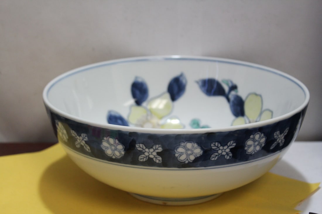 A Gold Imari Bowl: 9 3/4" in diameter