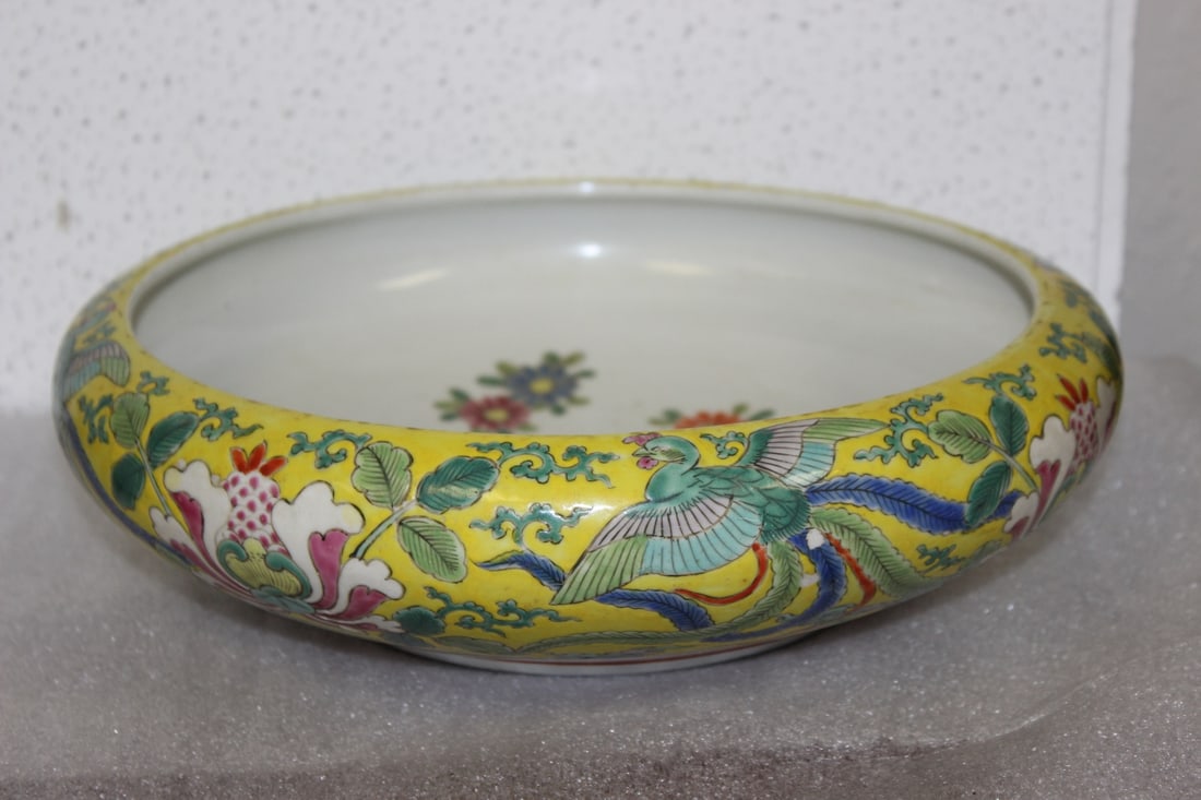 A Vintage/Antiqu Famille Jaune Porcelain Bowl: Chinese/Asian. 12" in diameter