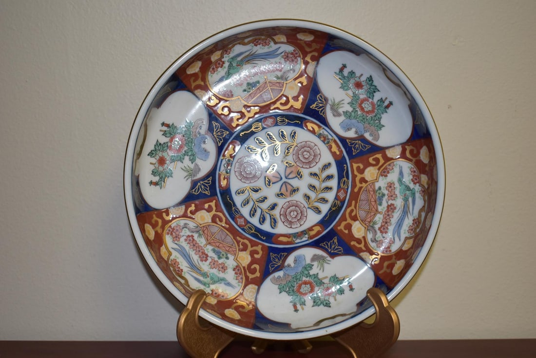 A Gold Imari Bowl: 11 inches in diameter