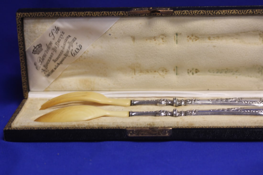 800 or Sterling Silver Handle Carving Set: boxed - 10 inches across