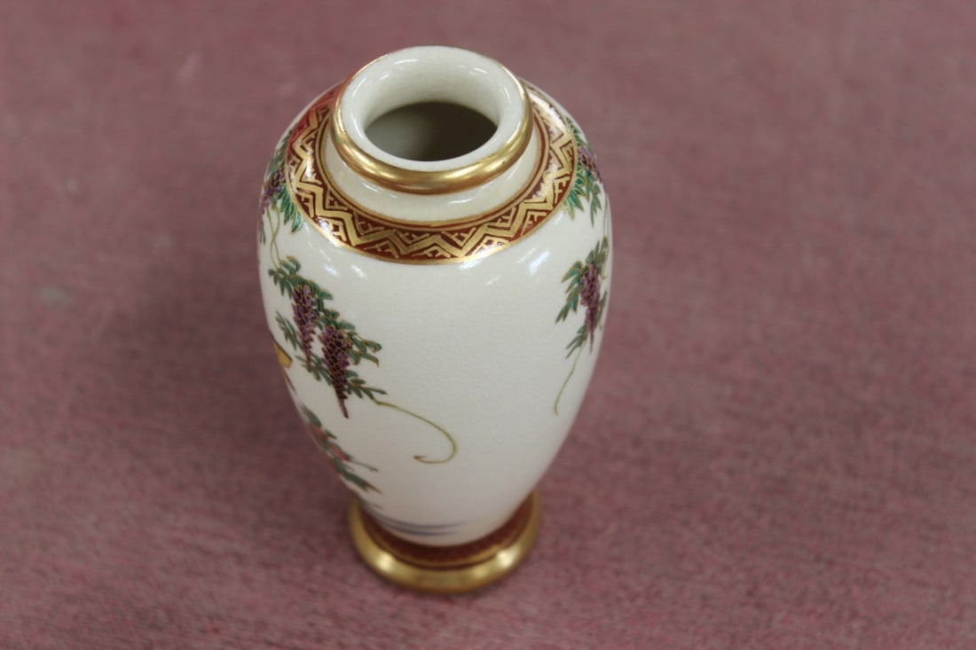 An Antique Japanese Signed Satsuma Vase: Hand painted - beautiful vase - 5" tall