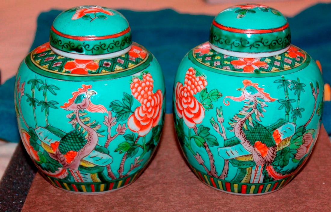 Pair of Antique Chinese Famille Verte Ginger Jars: early 20th century - 6 1/2" in height including lid. Good condition.