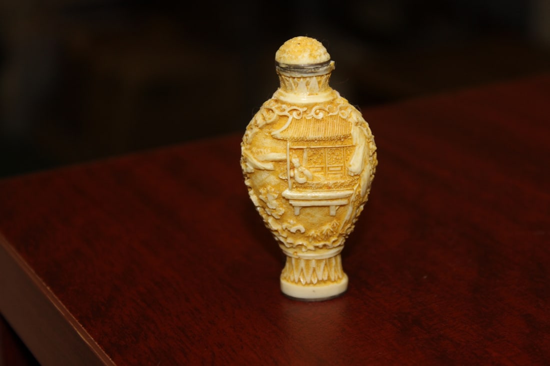 A Molded Snuff Bottle: Spoon stuck to the bottle - signed on the bottom - 3 inches tall