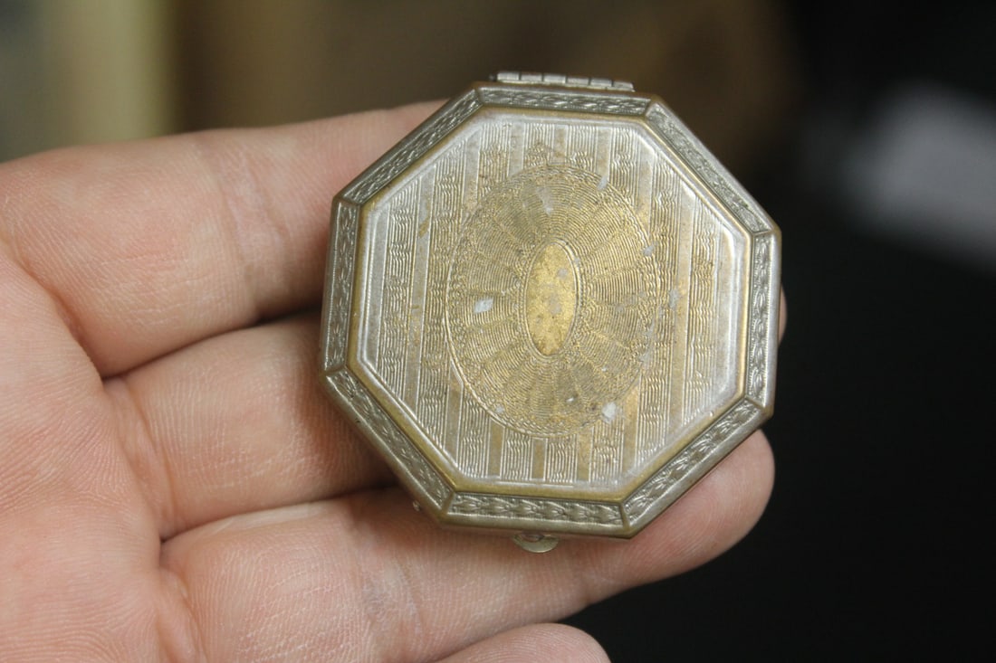 Small Antique Compact: probably deco period