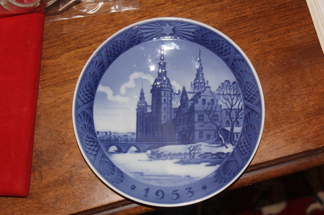 Royal Copenhagen Denmark 1953 Plate: 7 1/8" in diameter