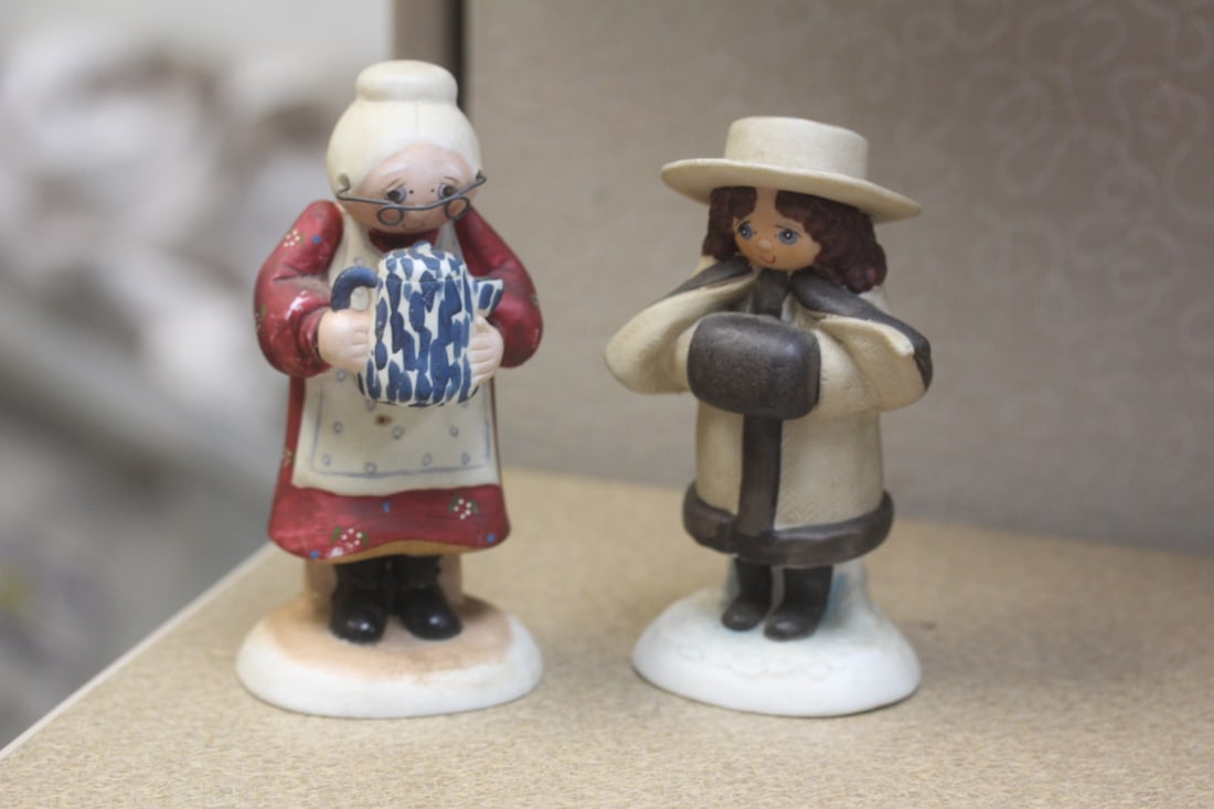 Lot of 2 Ceramic Figurines: tallest= 5 inches