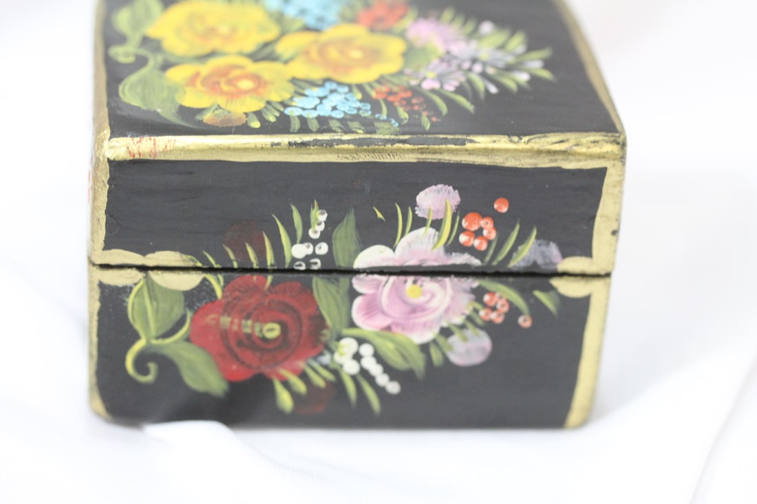 A Handpainted Lacquer Trinket Box: unknown origin - 2 3/4" across