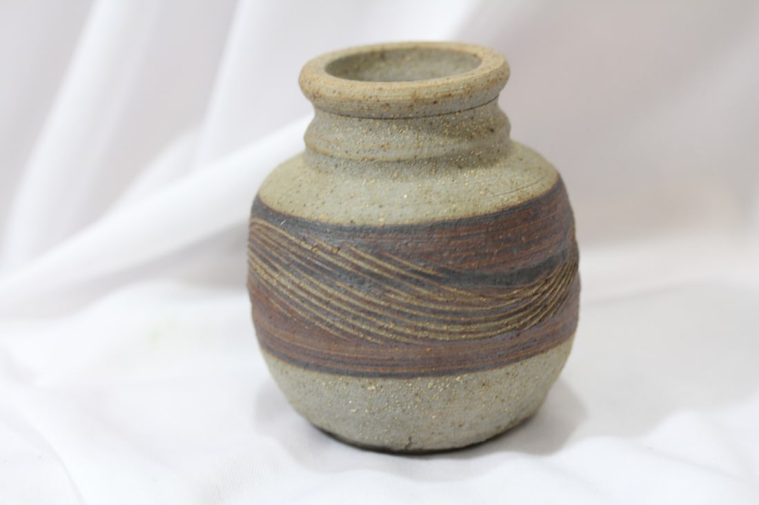 A Signed Art Pottery: 3 1/8" tall