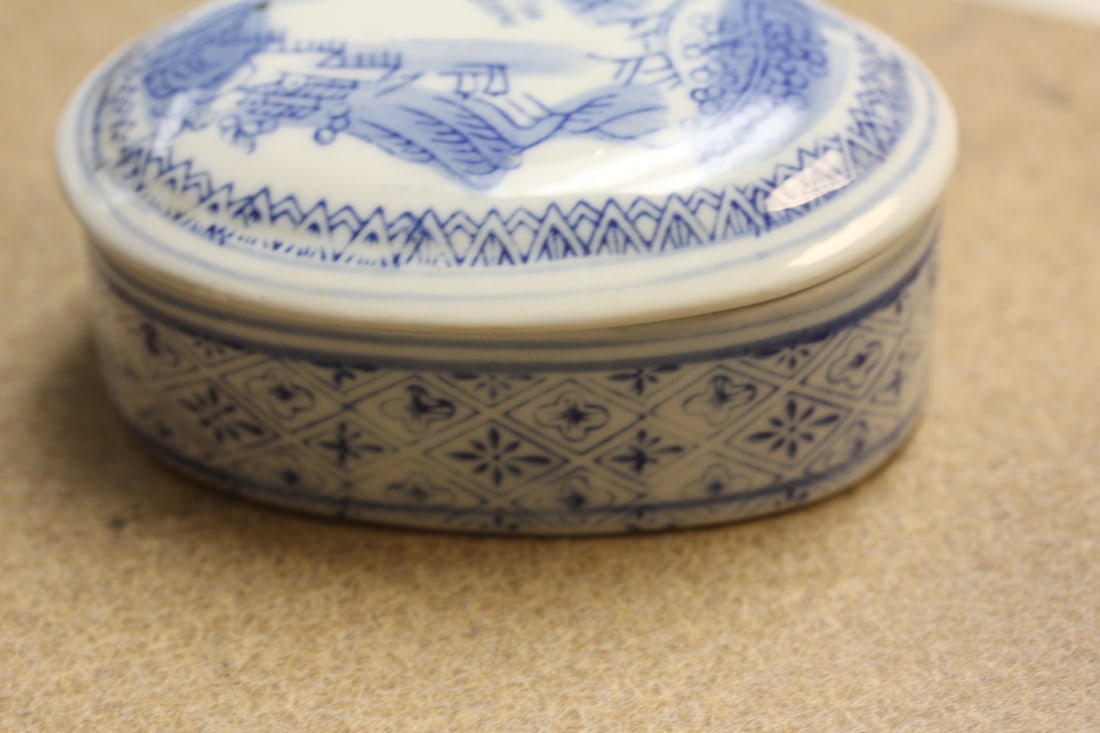 Signed Chinese Ceramic Box - 4