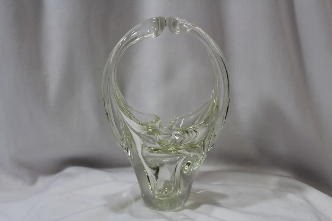 An Artglass Basket: 7 1/2" tall