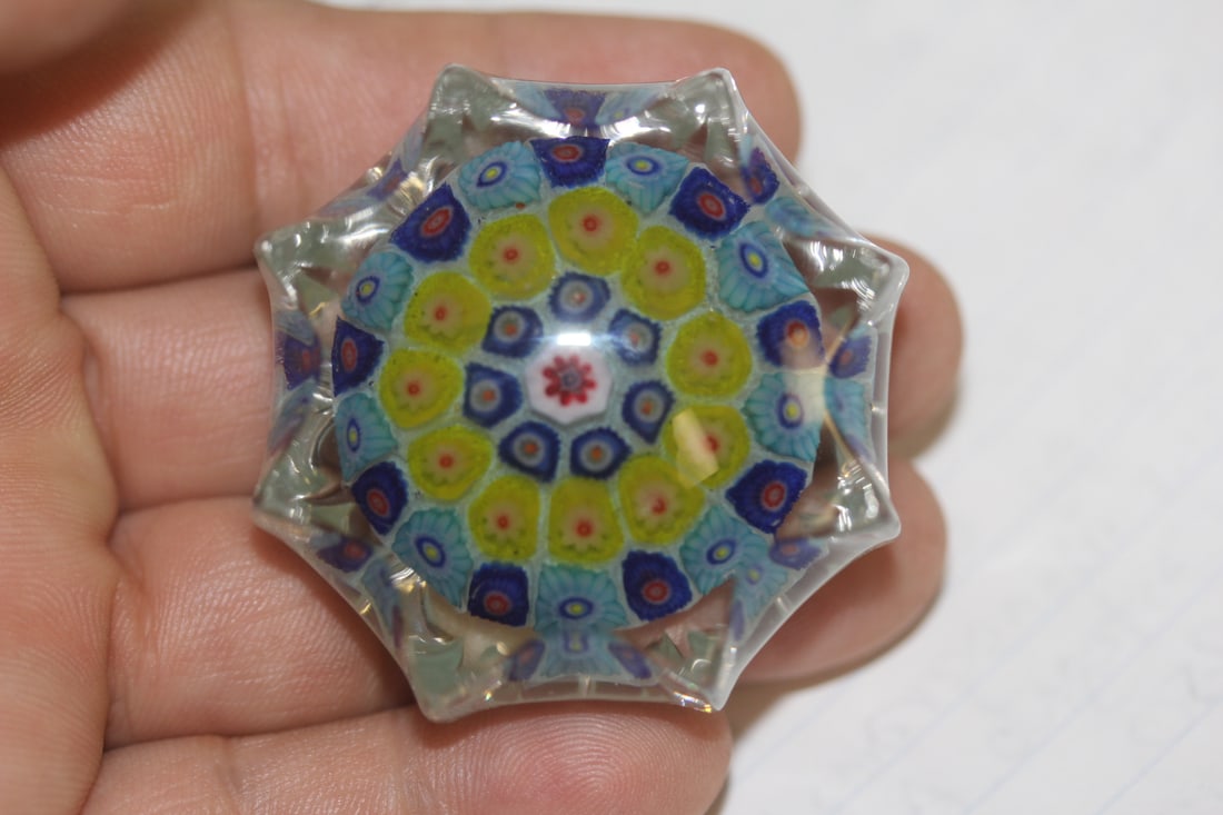 Art Glass Paperweight: small size, but nice subject