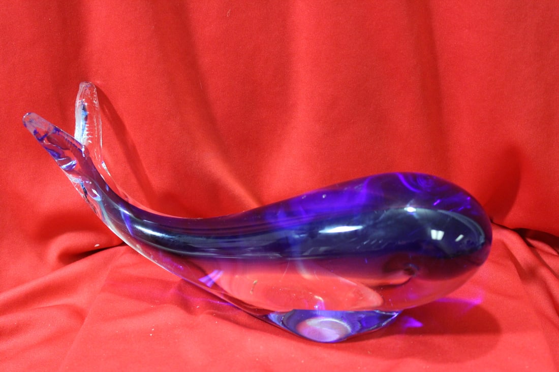 An Artglass Whale: 10 5/8" across
