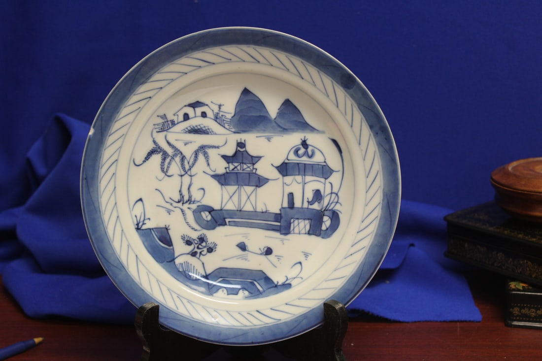 An Antique Chinese Canton Plate: 19st century - please note: on chip on the front as shown - 8 1/2" in diameter
