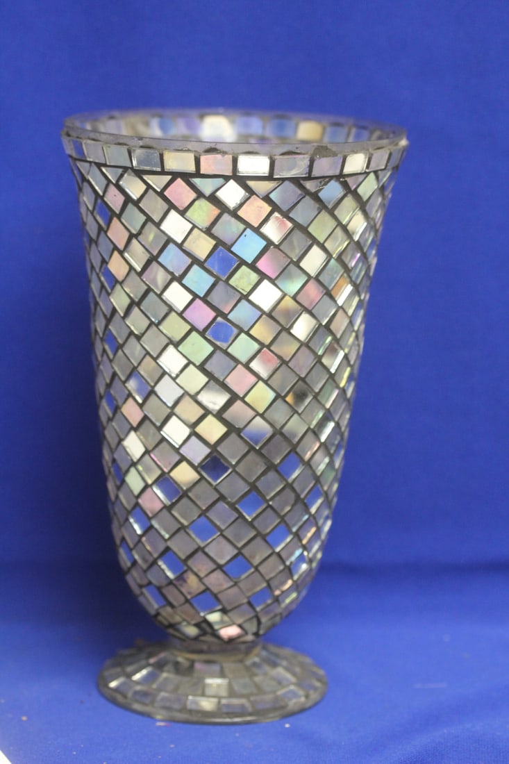 Artglass Vase: 10 3/4" tall