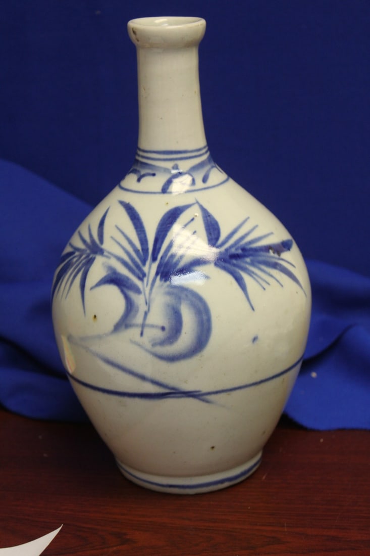 An Antique Korean Bottle: Choson dynasty - most likely late 19th to early 20th century - 10 3/8" tall