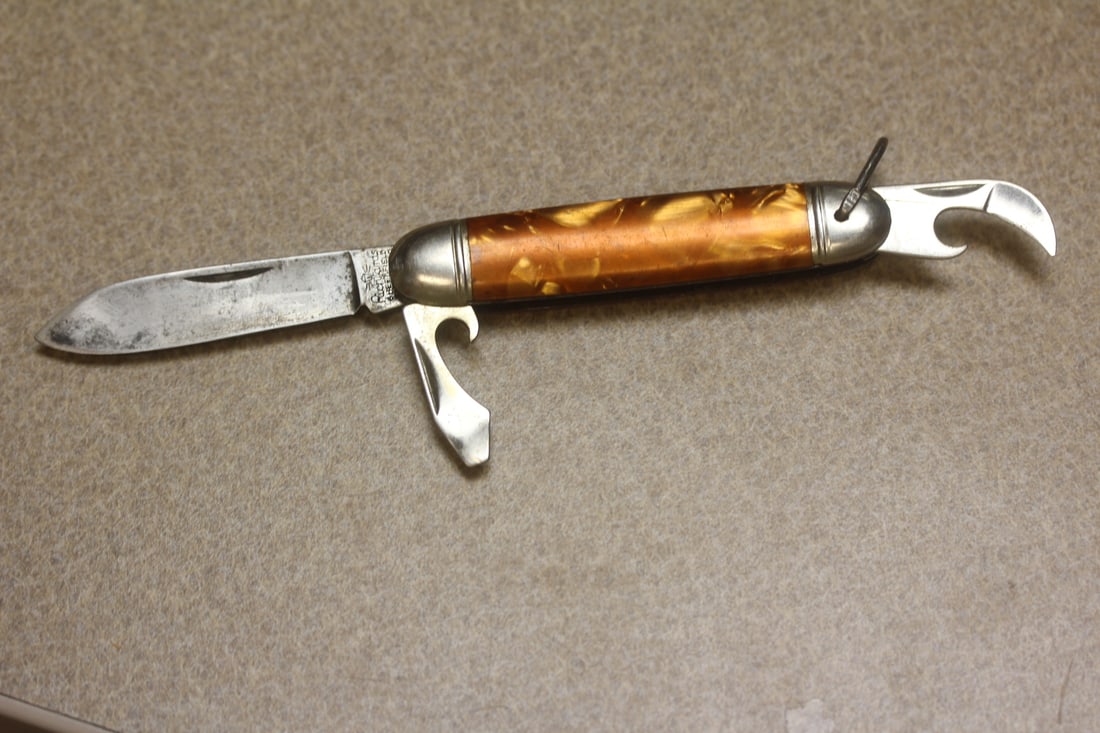 Pocket/utility knife: Sheffield Richland England, 3 5/8" across when folded