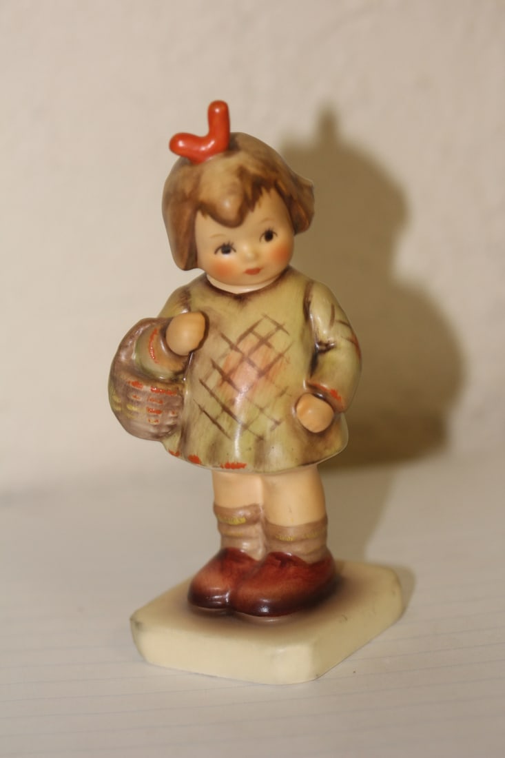Hummel Figurine: 4" tall