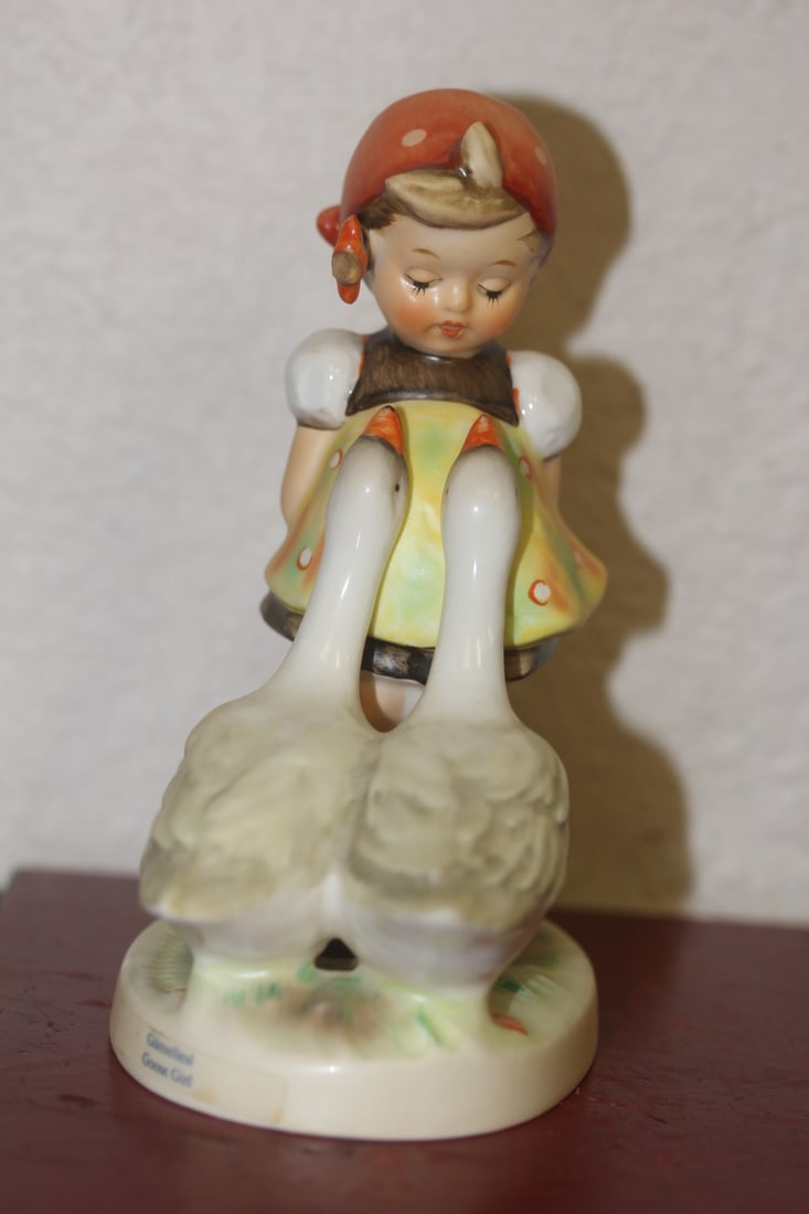 Hummel Figurine: 5" tall