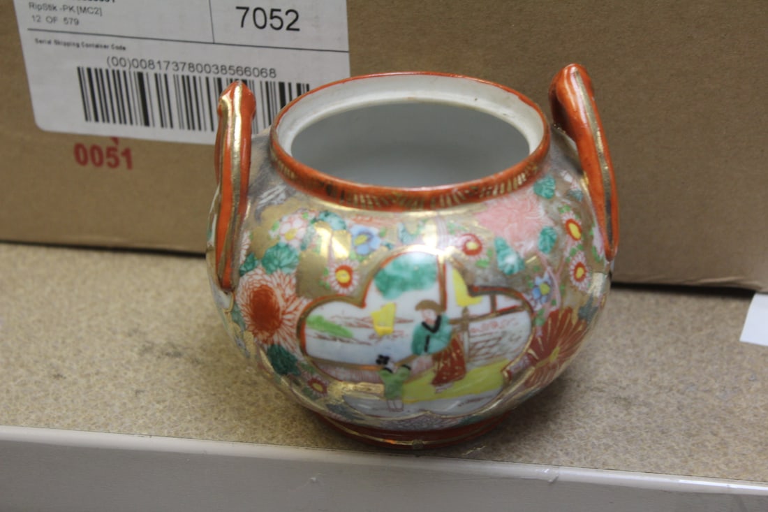 Japanese Kutani Jar: please note: no lid - signed - 4 1/4" tall