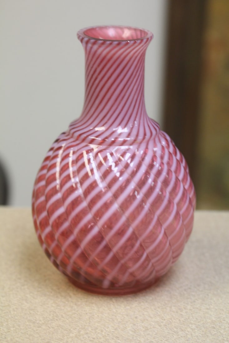 Vintage Swirl Pink Art Glass Vase: 7" tall