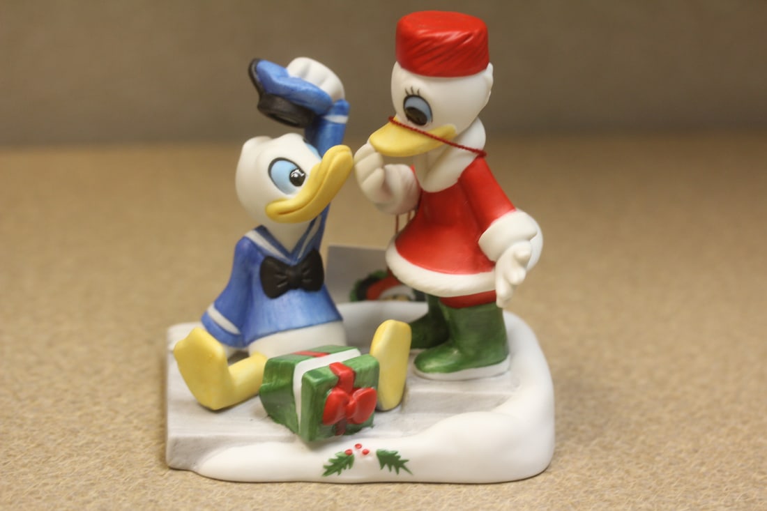 Disney giftware ducks figurine: ceramic, 3 1/2" wide, with tag