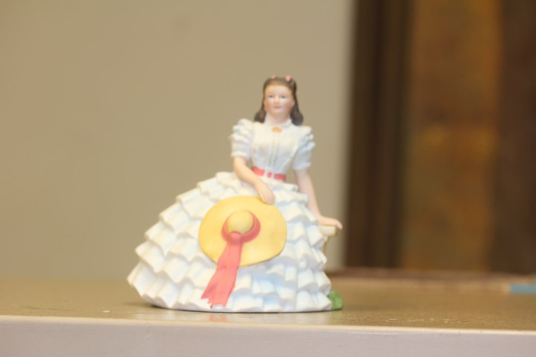 Avon Ceramic Figurine: Scarlett O'Hara - 5 inches tall