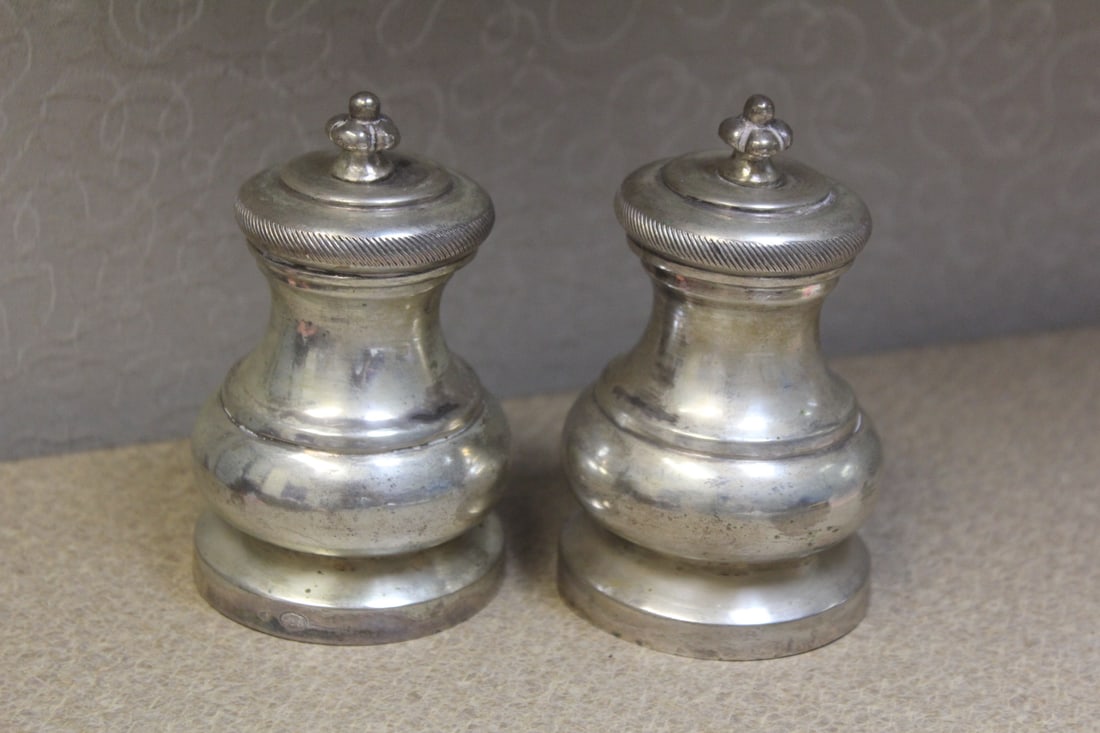 pair of 800 silver salt/pepper grinder: signed Peruzzi, Italy, approximately 4" tall