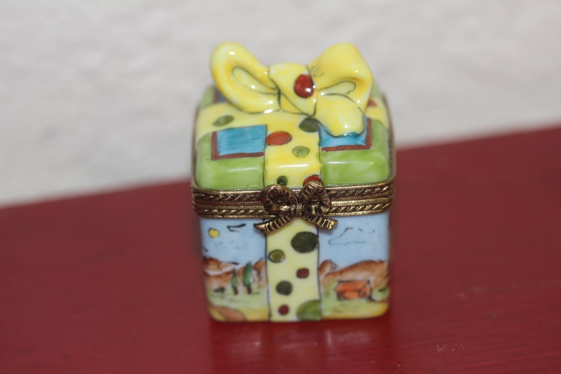 Limoges, France Gift Box Trinket Box: peint main - handpainted - yellow ribbon gift box - 1 3/4" tall