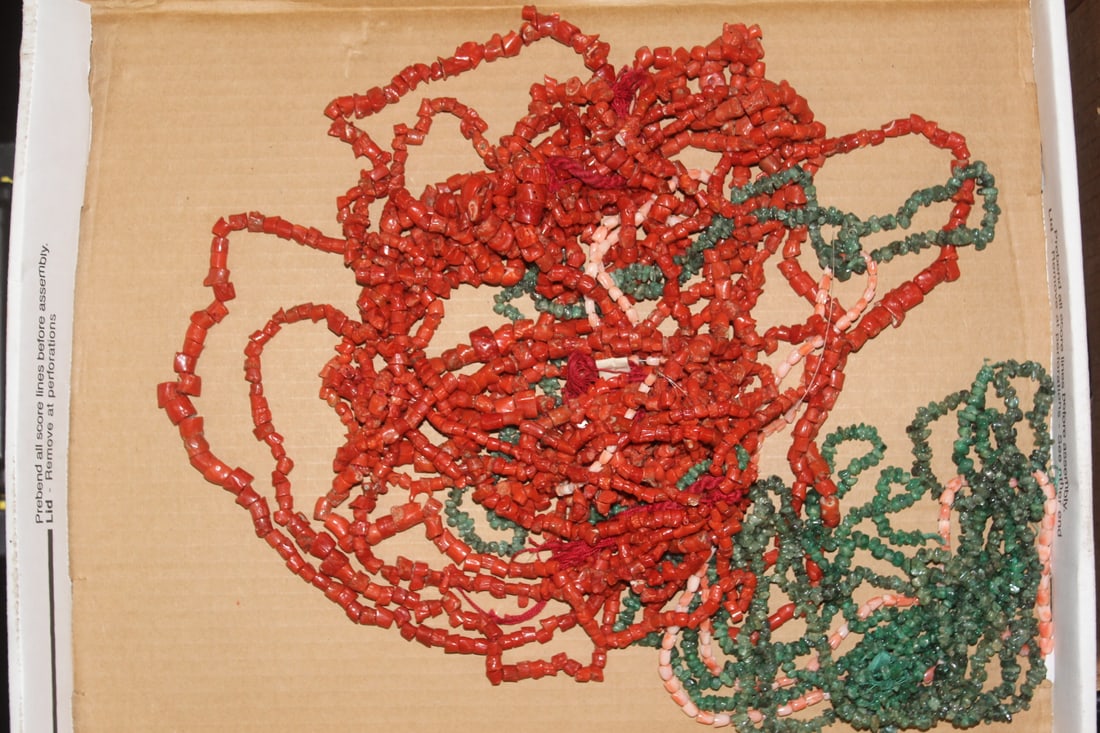 Lot of Coral and Gemstone? Beads: lot of coral and some die or green gemstone/ beads - approximately 770 grams total