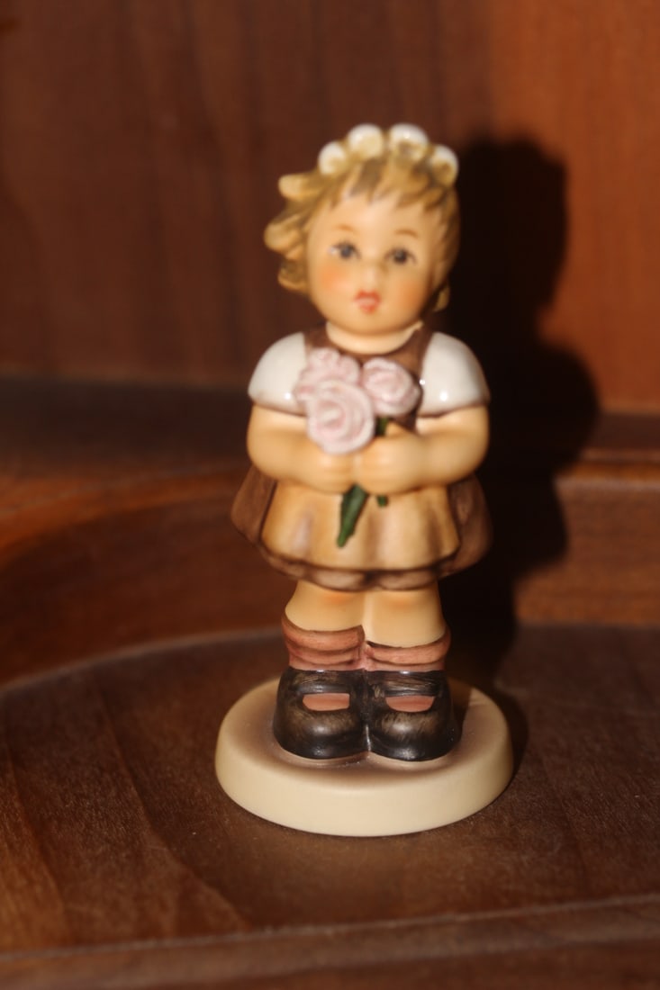 Hummel Figurine: 3 1/2" tall - signed on the bottom