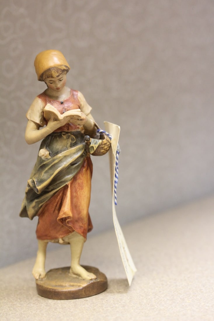 Well Carved Holzschnitzerei Wooden Figurine: label artist signed? - 6 1/4" tall