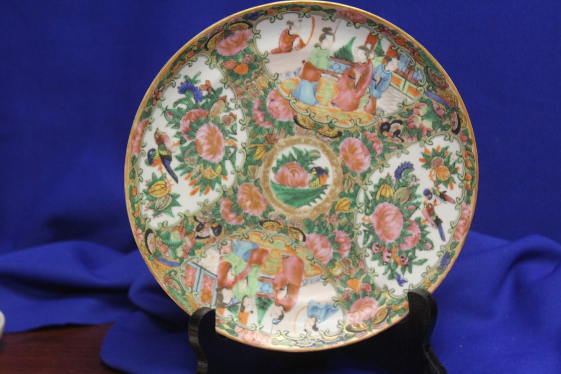 An Antique Chinese Rose Medallion Plate: 8 1/8" in diameter - 19th century