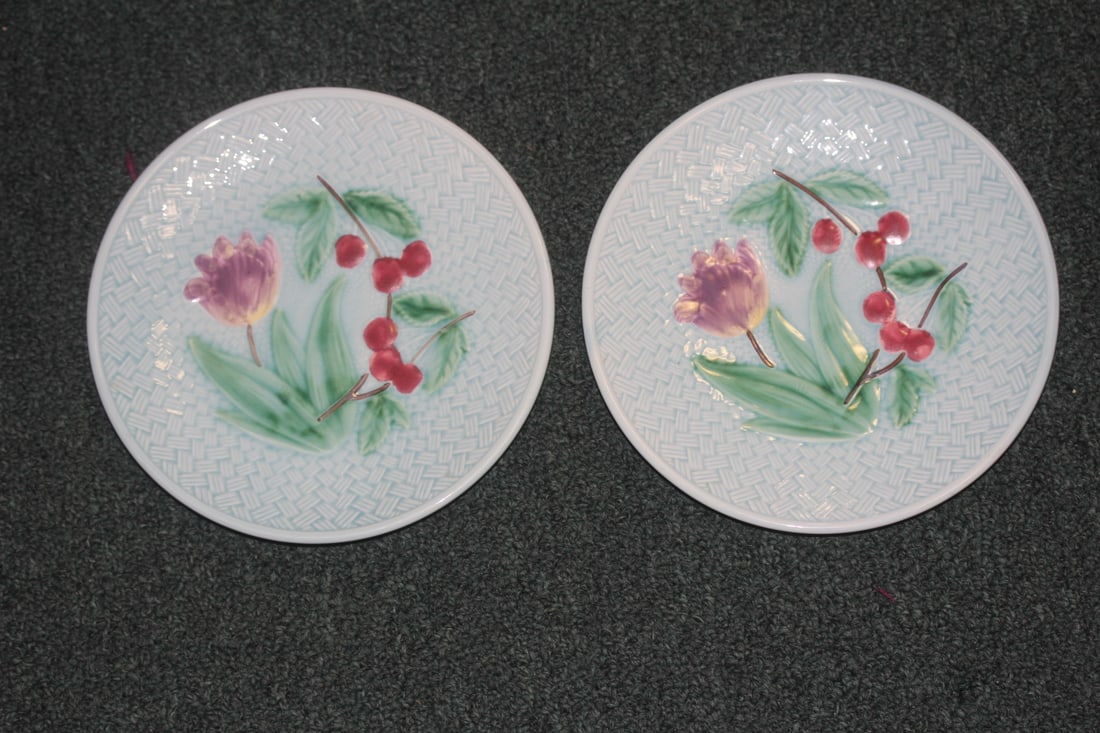 Pair of Majolica Plates: 7 1/2" in diameter each