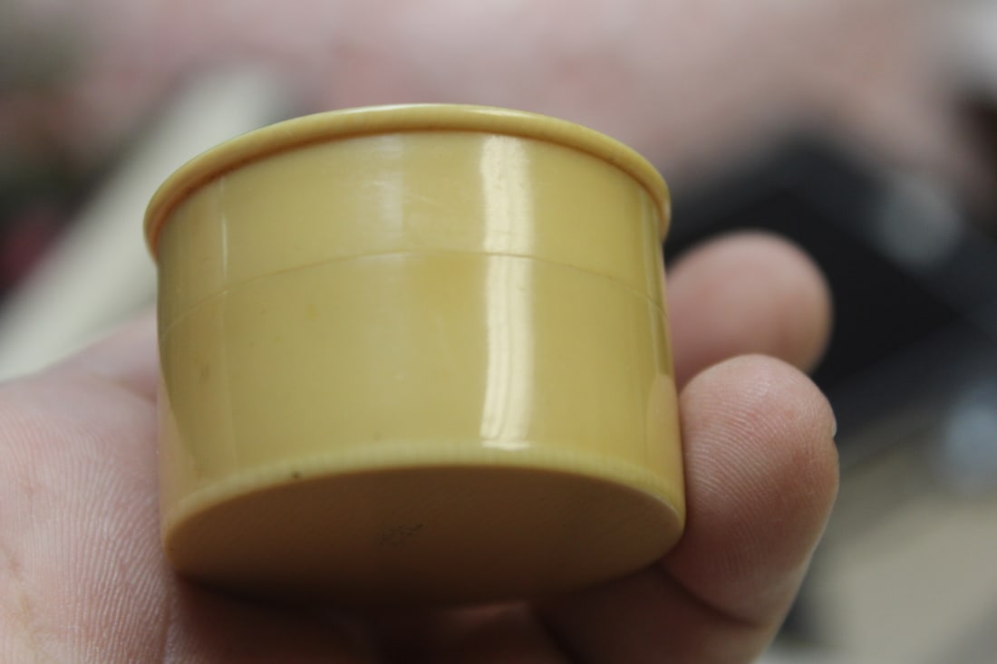 Antique 1920's Bakelite Trinket Box: 1 3/4" in diameter