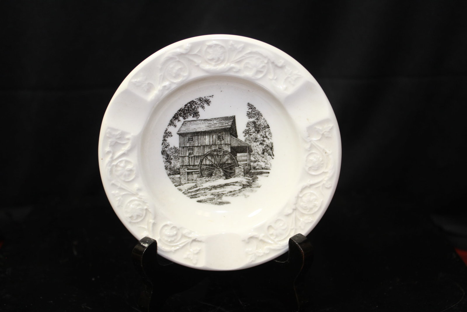 A Wedgwood Jasperware Personal Ashtray: 4 1/2" in diameter