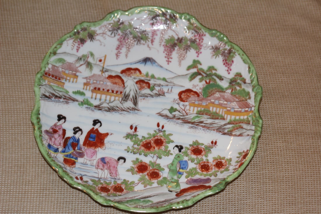 Japanese Geisha Girl Kutani Plate (1 of 6)