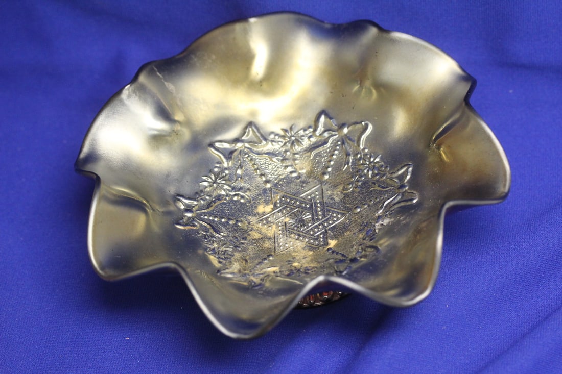 A Carnival Glass Bowl: 8 1/2" in diameter