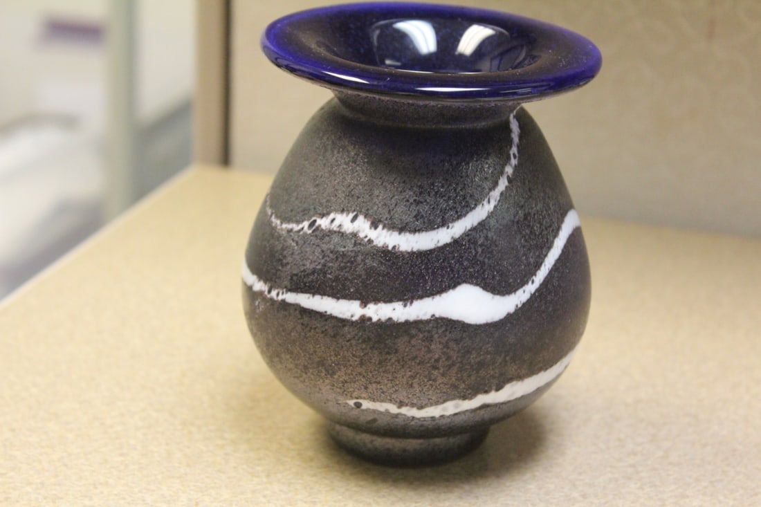 Artglass Vase: well made - 5 1/8" tall - appeared to have a signature, but really not sure