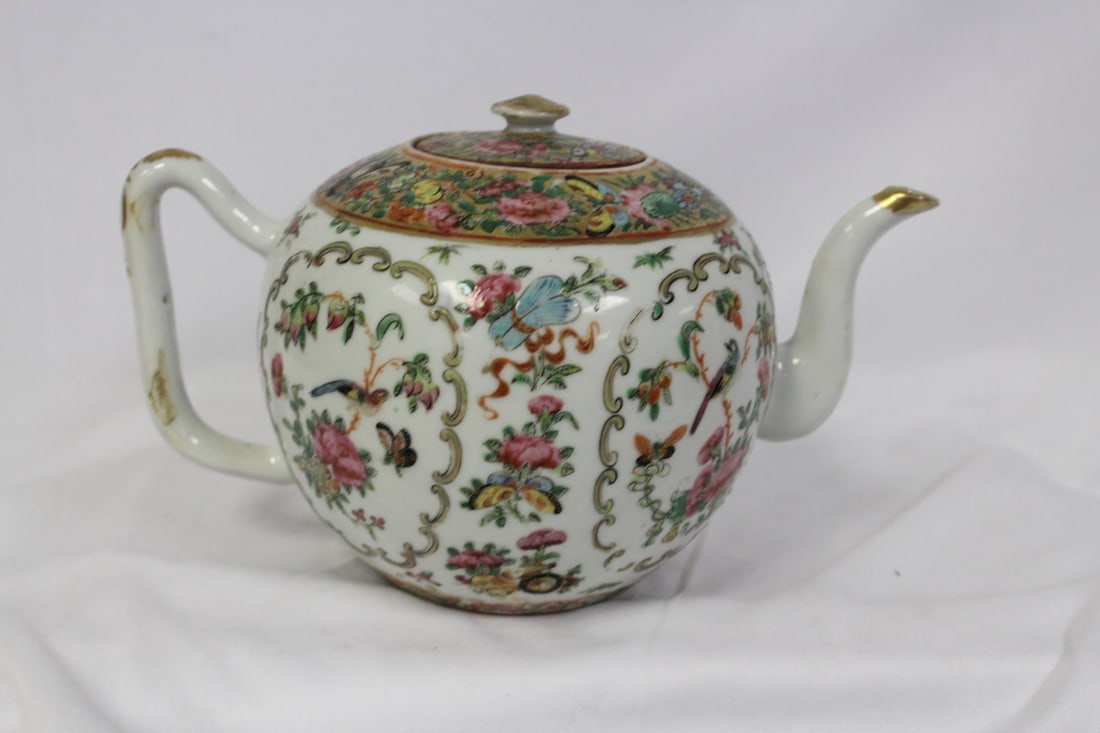 A Rosemedallion Teapot (1 of 7)